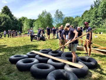 Floßbau Teambuilding