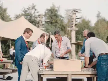 Nachhaltiges Teamevent: Windrad bauen